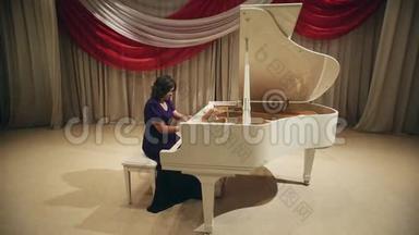 女人弹钢琴